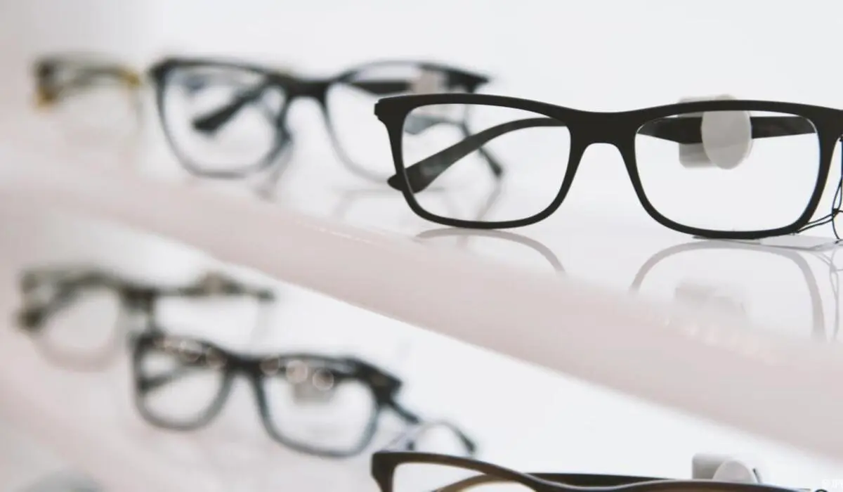 مميزات ارتدء أنواع عدسات النظارات الطبية